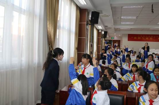 一群人在房间里
中度可信度描述已自动生成